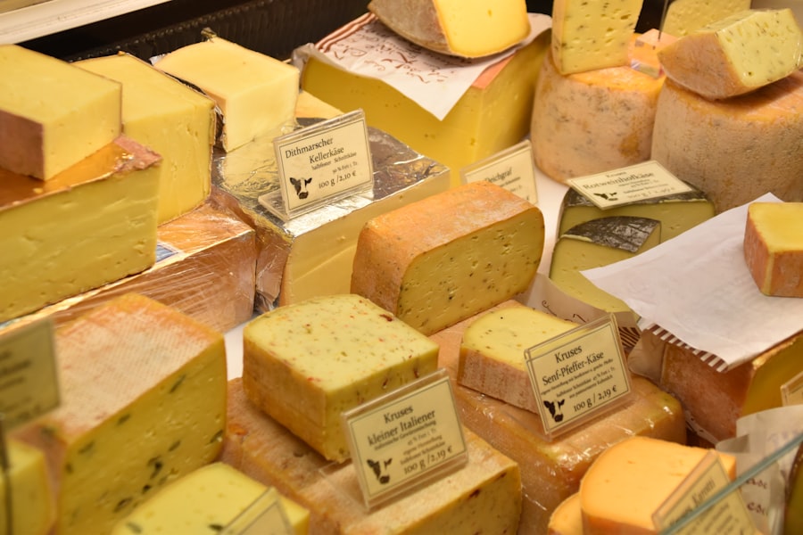 Прилавок с фермерскими сырами и продуктами
